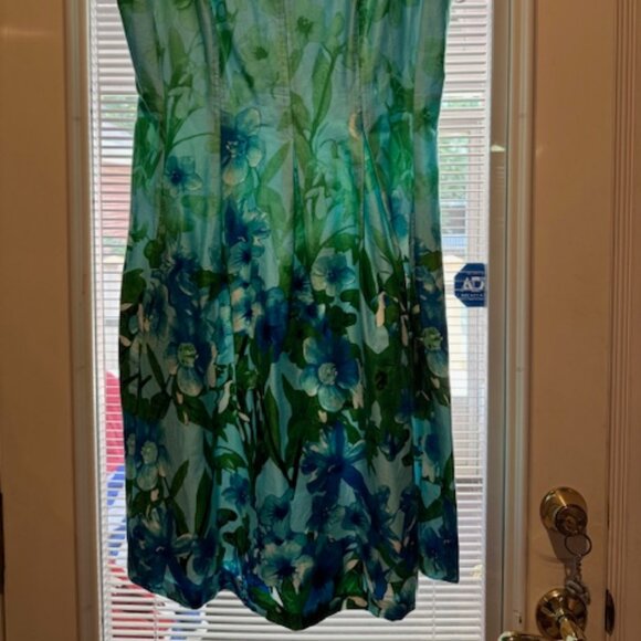 Women's size 10, Nine West, beautiful A-line dress, colors are gorgeous, pockets - Picture 2 of 9